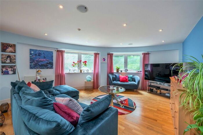 2 Bedroom Flat To Rent In Mercury Mansions, Dryburgh Road, London, SW15