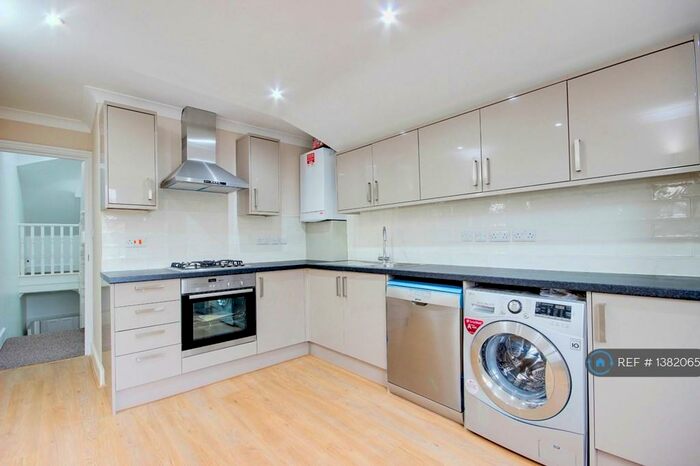 3 Bedroom End Of Terrace House To Rent In Kemeys Street, London, E9