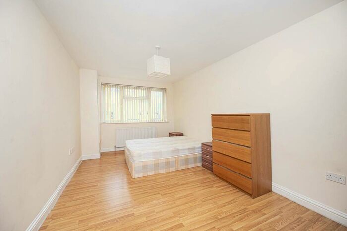 2 Bedroom Flat To Rent In Bethnal Green Road, Bethnal Green, London, E2