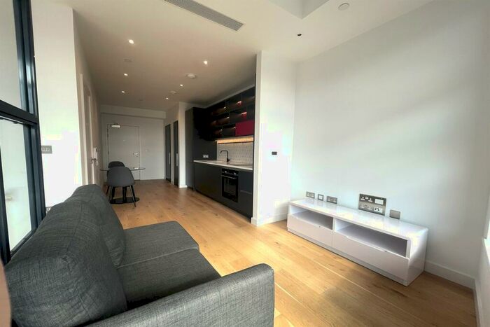 Apartment To Rent In Defoe House, E14