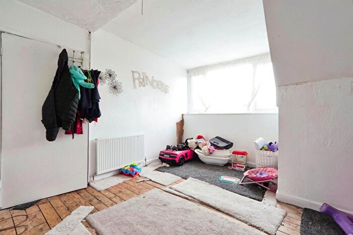 2 Bedroom Terraced House For Sale In Ashton Mount, Leeds, LS8