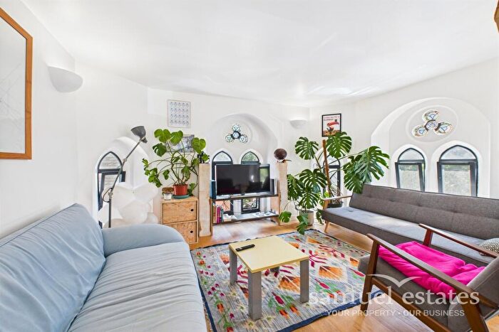 3 Bedroom Flat To Rent In Mundania Road, Southwark, SE22