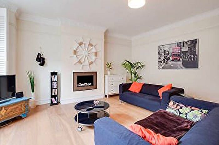 3 Bedroom Flat To Rent In Elgin Avenue, London, W9