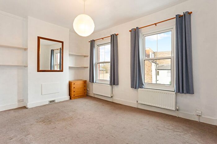2 Bedroom Flat To Rent In Brathway Road, London, SW18