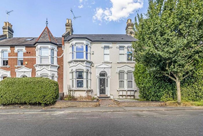 3 Bedroom Flat For Sale In Oakfield Road, London, N4