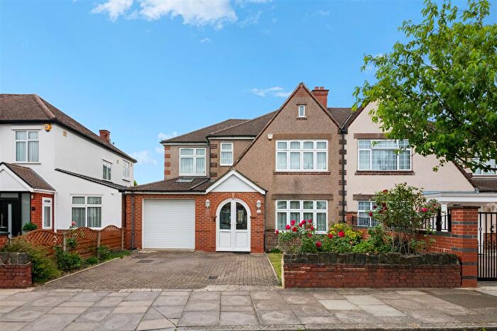 6 Bedroom Semi-Detached House For Sale In Manston Avenue, Norwood Green, UB2