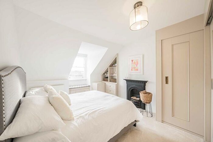 2 Bedroom Flat For Sale In Coleshill Road, Teddington, TW11