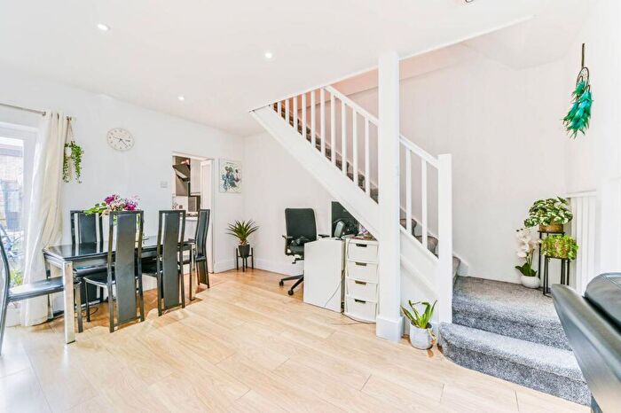 2 Bedroom Semi-Detached House To Rent In Beulah Road, Sutton, SM1