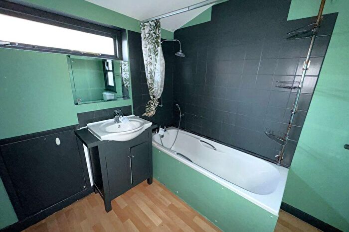 2 Bedroom Flat For Sale In Manor Road, Wallington, Surrey, SM6