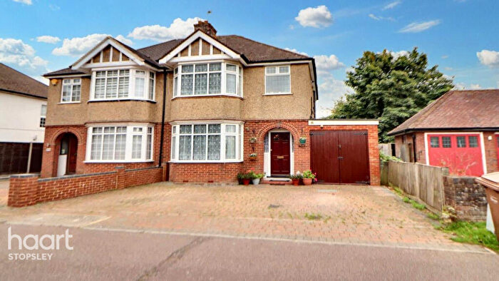 3 Bedroom Semi-Detached House For Sale In Hitchin Road, Luton, LU2