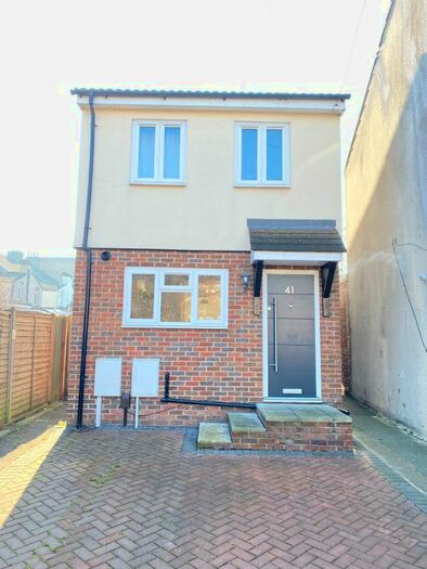 3 Bedroom Detached House To Rent In Cross Street, Gillingham, ME7