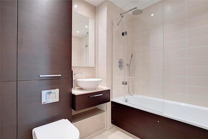 2 Bedroom Apartment To Rent In Roosevelt Tower, Williamsburg Plaza, E14