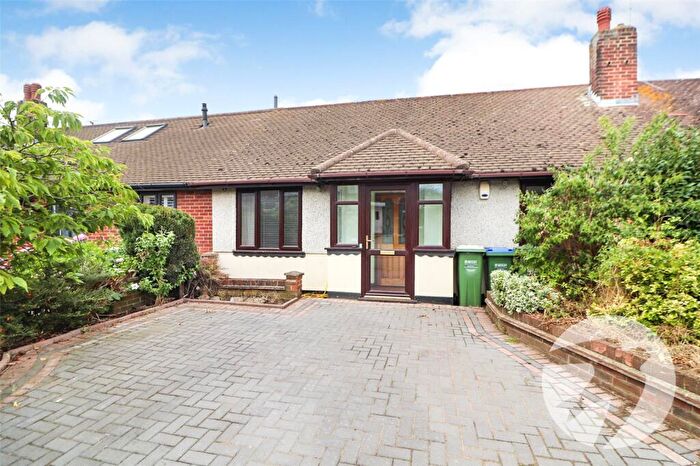 2 Bedroom Bungalow For Sale In Cheviot Close, Bexleyheath, DA7