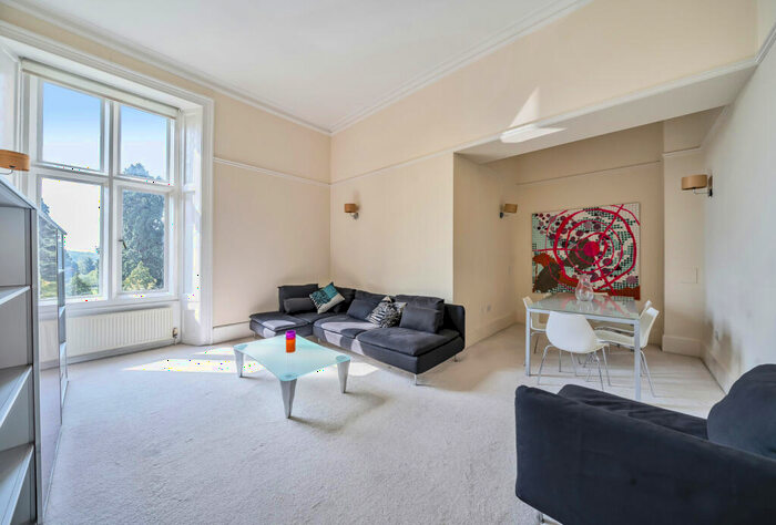 1 Bedroom Apartment For Sale In Royal Earlswood Park, Redhill, Surrey, RH1