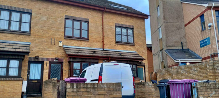 4 Bedroom Town House To Rent In Allen Road, Bow, Mile End, London, E3