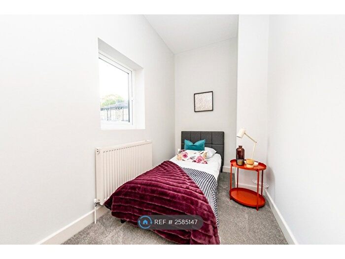4 Bedroom Terraced House To Rent In Valley Road, Cleckheaton, BD19