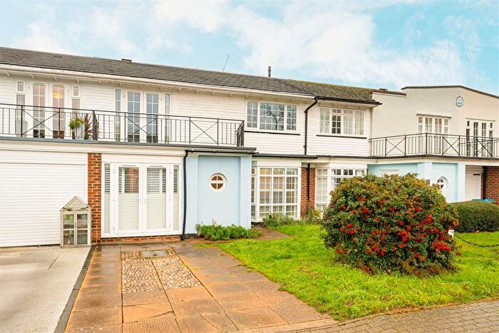 4 Bedroom Property For Sale In River Reach, Teddington, TW11