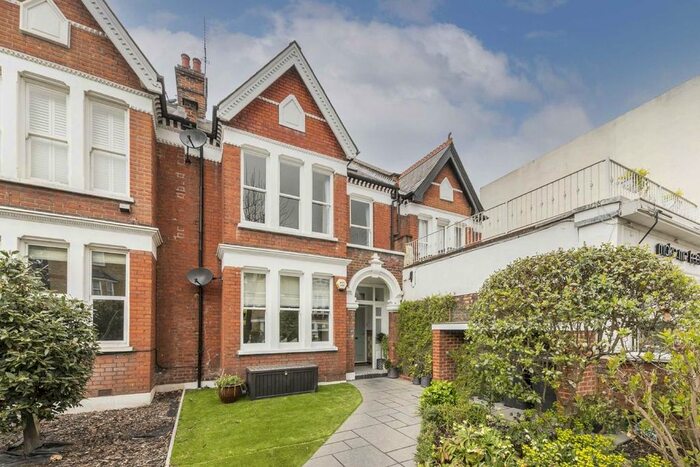 3 Bedroom Flat To Rent In Abbeville Road, London, SW4