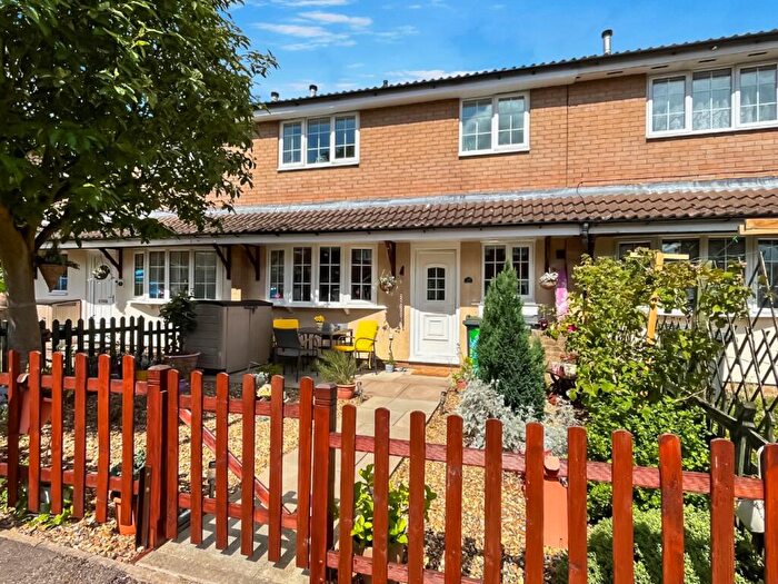 2 Bedroom Terraced House For Sale In Cheslyn Close, Luton, Bedfordshire, LU2