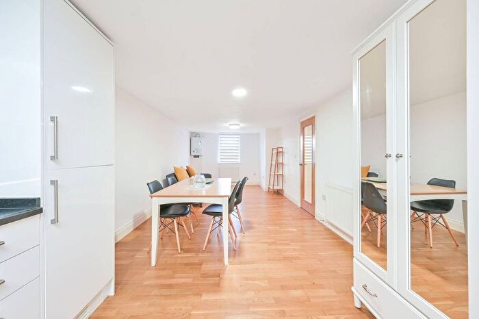 2 Bedroom Flat To Rent In Lodge Lane, North Finchley, London, N12