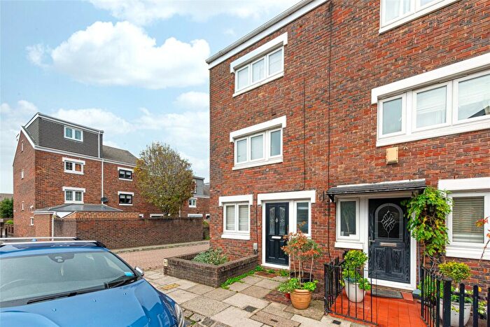4 Bedroom End Of Terrace House For Sale In Ewe Close, Islington, London, N7