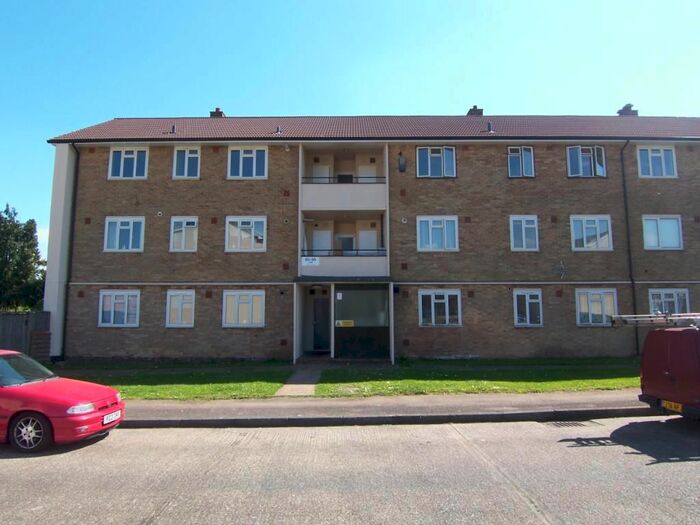 2 Bedroom Flat To Rent In Hatch Gardens, Tadworth KT20