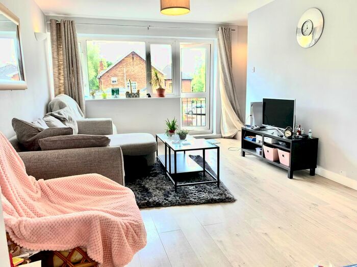 2 Bedroom Flat To Rent In Springfield Park, Twyford, RG10