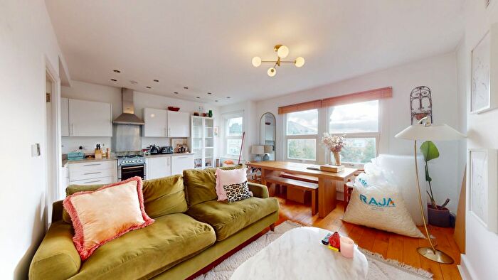 2 Bedroom Flat To Rent In Oakhurst Grove, London, SE22