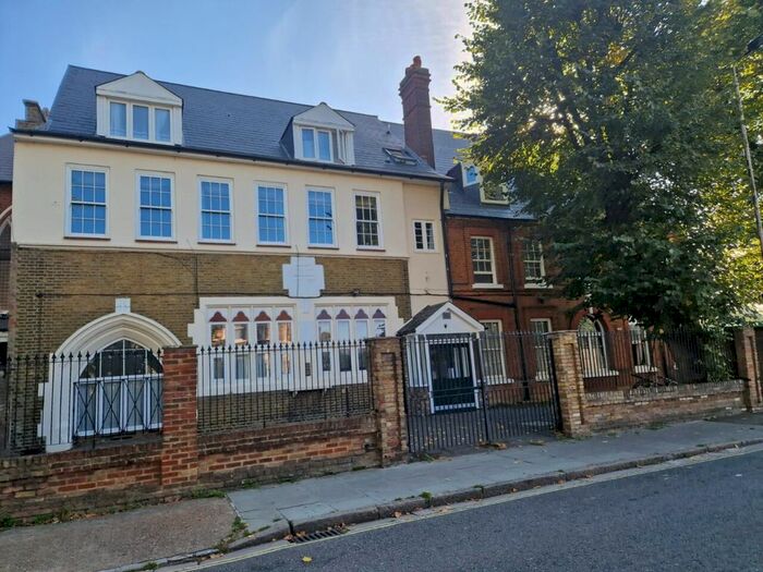1 Bedroom Flat To Rent In Cobourg Road, London, SE5
