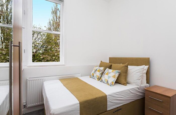 2 Bedroom Flat For Sale In Waterloo Crescent, Nottingham, Nottinghamshire, NG7