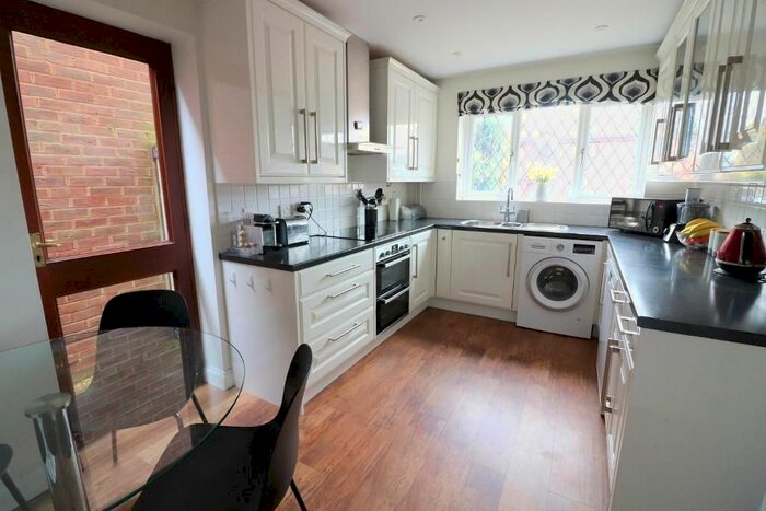 4 Bedroom Detached House For Sale In Launton Close, Luton, Bedfordshire, LU3