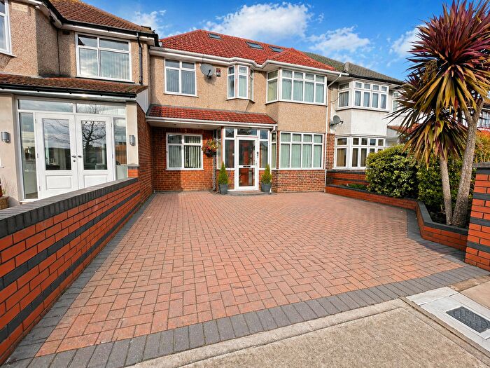6 Bedroom Terraced House For Sale In Thorncliffe Road, Southall, Greater London, UB2