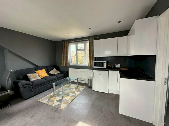 Studio To Rent In College Park Close, London, SE13