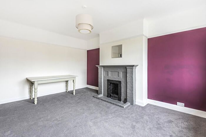 3 Bedroom Flat To Rent In Gloucester Court, Richmond, TW9