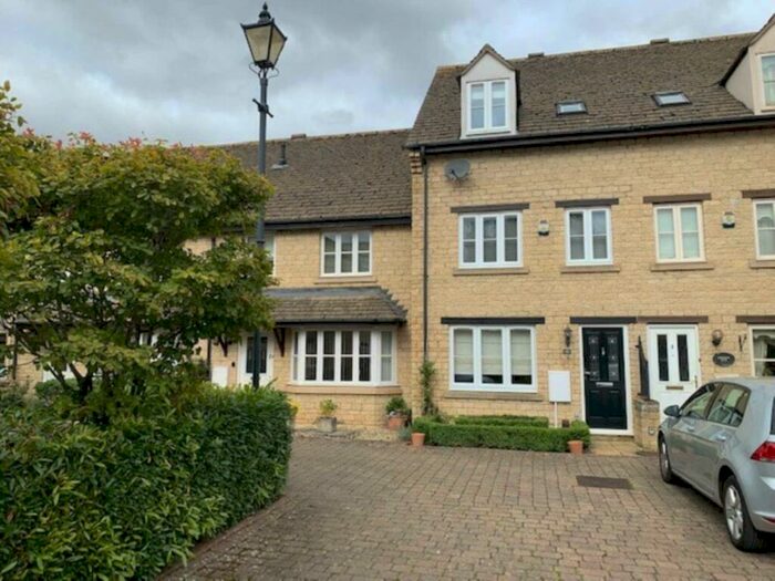 3 Bedroom Town House To Rent In Grangers Place, Witney, OX28