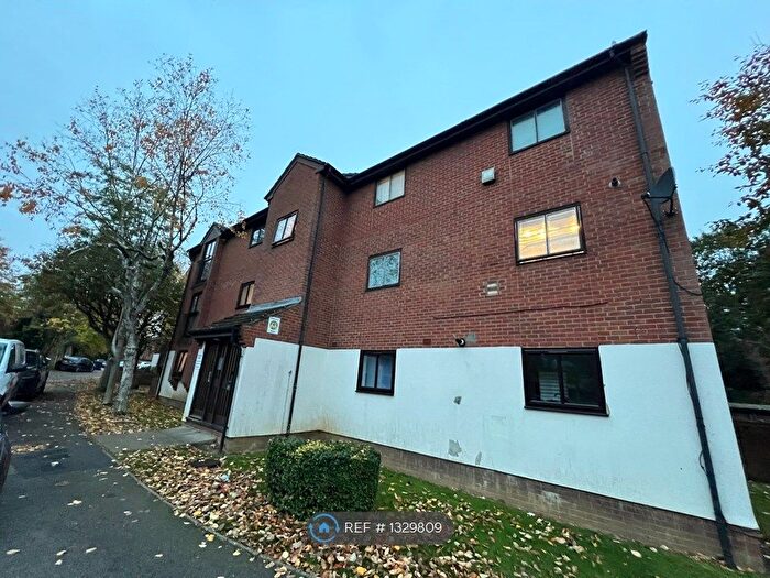 2 Bedroom Flat To Rent In Wheatley Close, London, NW4