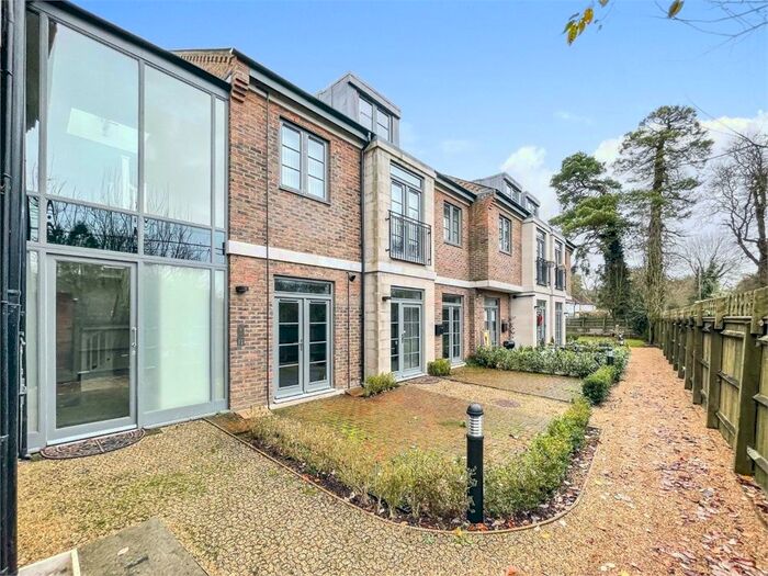 2 Bedroom Flat To Rent In Crown Drive, Farnham Royal, Buckinghamshire SL2