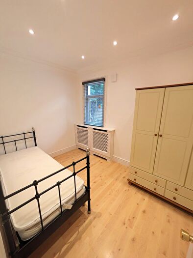 3 Bedroom Flat To Rent In The Drive, Ilford, IG1