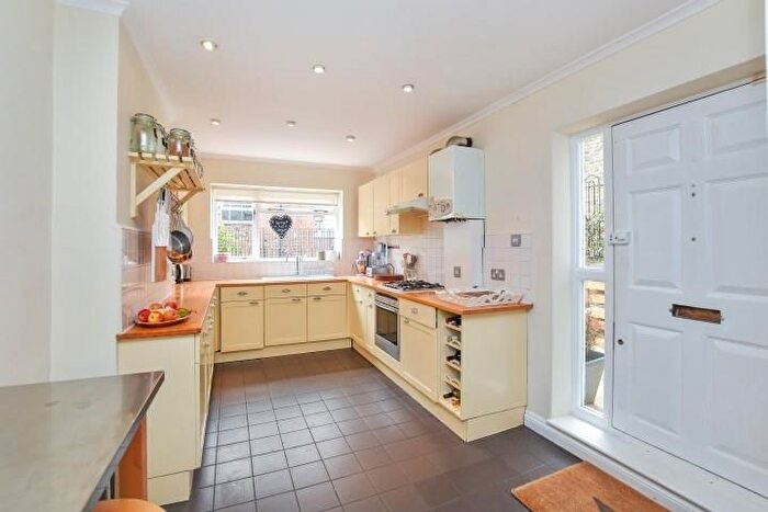 2 Bedroom Flat To Rent In Craven Mews, London, SW11