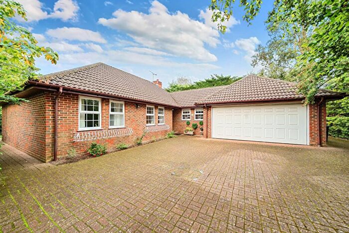 3 Bedroom Bungalow For Sale In Kimbers Drive, Burnham, Buckinghamshire, SL1