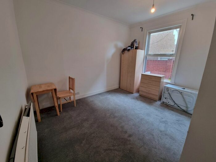 Studio To Rent In Kidderminster Road, Croydon, CR0