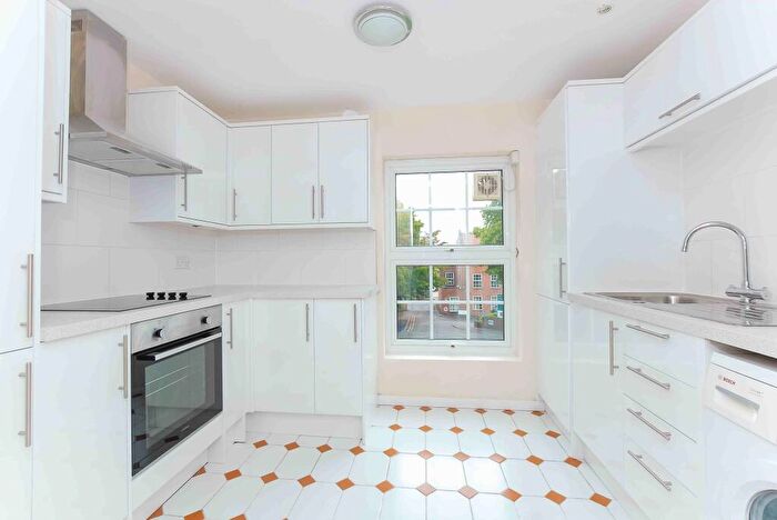 2 Bedroom Flat To Rent In Windsor, Heron Lodge, Furnished, SL4