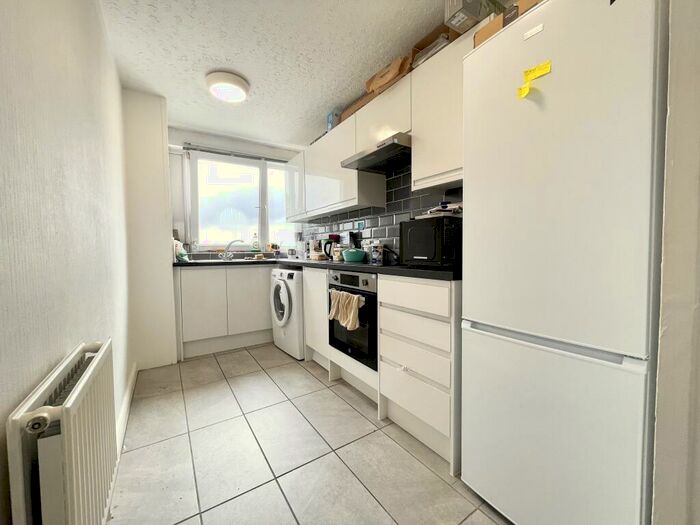 2 Bedroom Flat To Rent In Elgar Lodge, Fair Acres, BR2