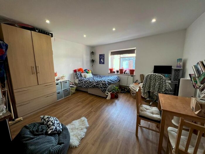 Studio To Rent In Sunny Place, London, NW4