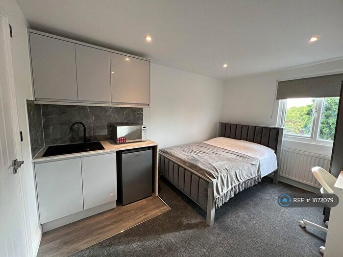 6 Bedroom Semi-Detached House To Rent In Walshs Manor, Stantonbury, Milton Keynes, MK14