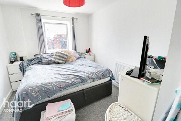 2 Bedroom Apartment To Rent In Cathedral Court - Romford -, RM7