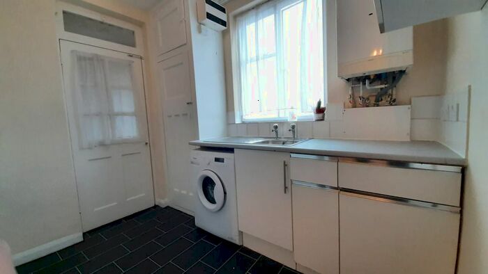 2 Bedroom Flat To Rent In Hoe Ln, Enfield, EN3