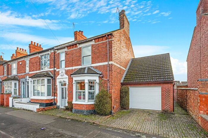 4 Bedroom End Of Terrace House For Sale In Hawthorn Road, Kettering, Northamptonshire, NN15