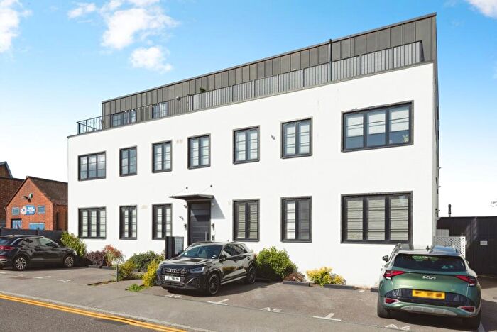 1 Bedroom Flat For Sale In Maybank Road, London, E18