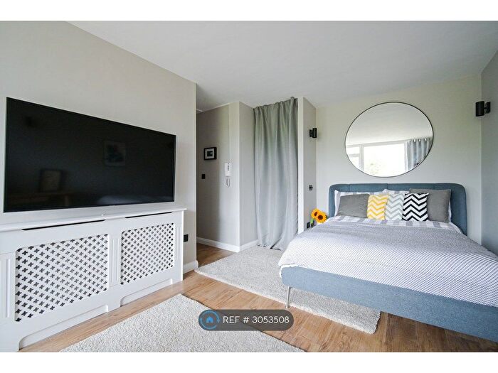 Studio To Rent In Vauxhall Bridge Road, London, SW1V
